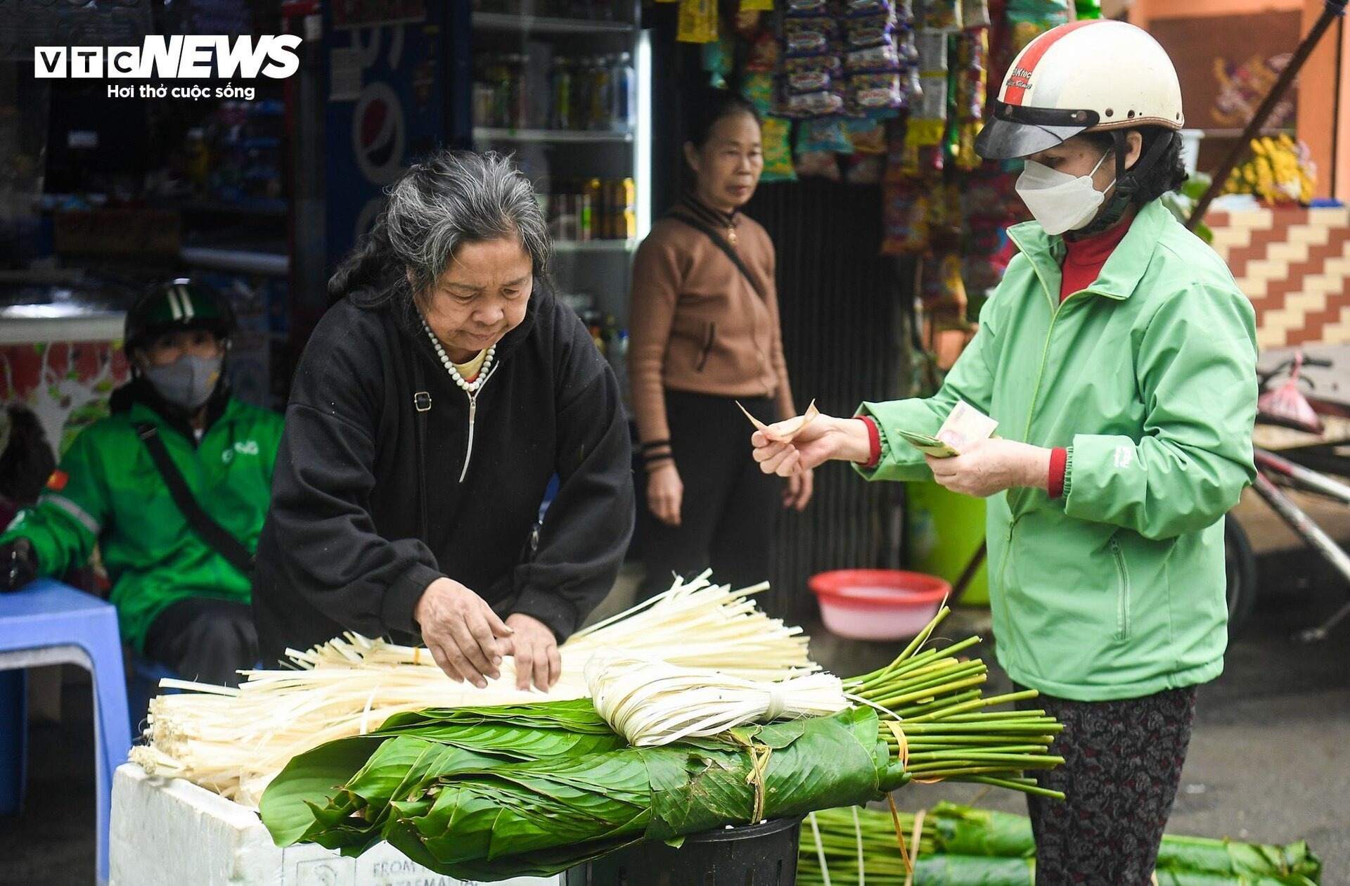 cho la dong giua long ha noi nhon nhip nguoi mua ke ban6