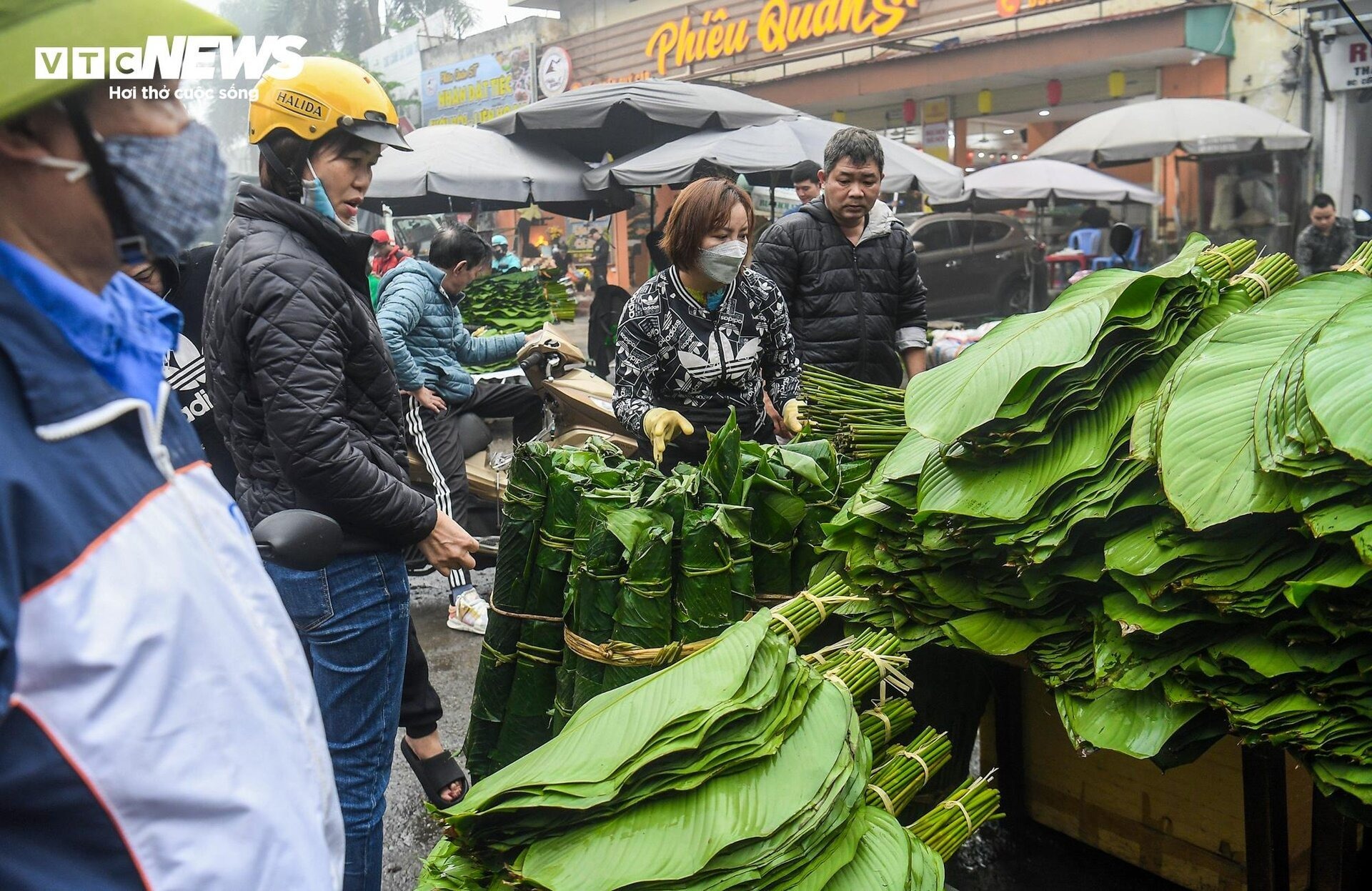 cho la dong giua long ha noi nhon nhip nguoi mua ke ban7