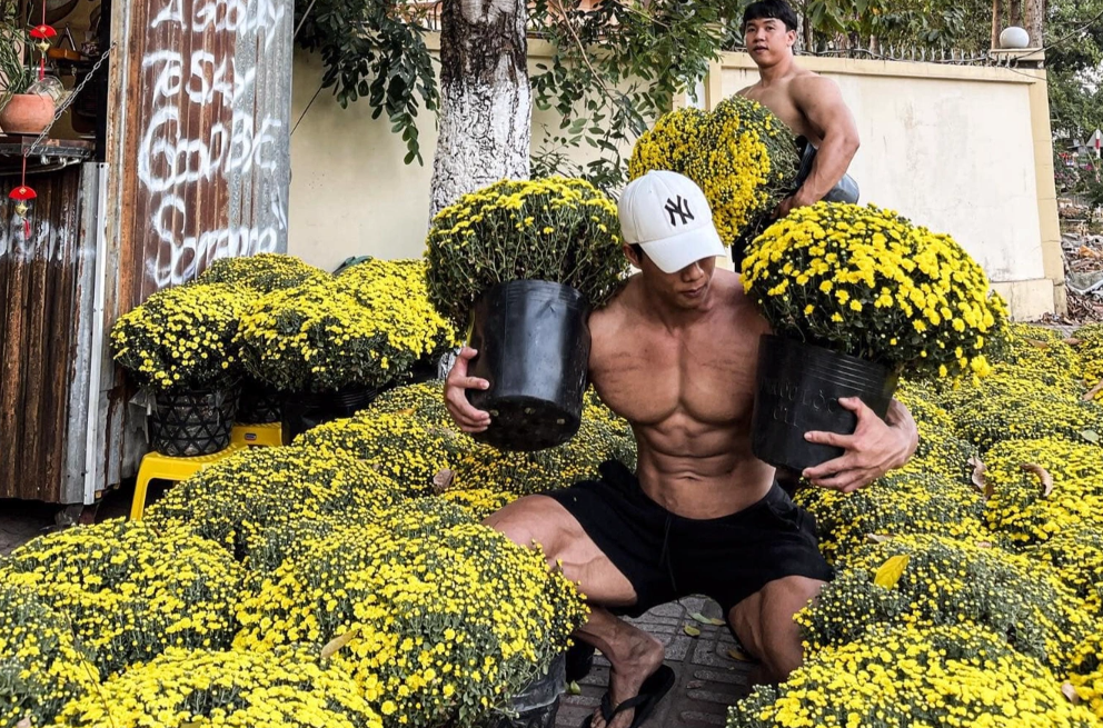hai chang trai co bap 6 mui ban cuc mam xoi tet gay sot o dong nai su that bat ngo phia sau1