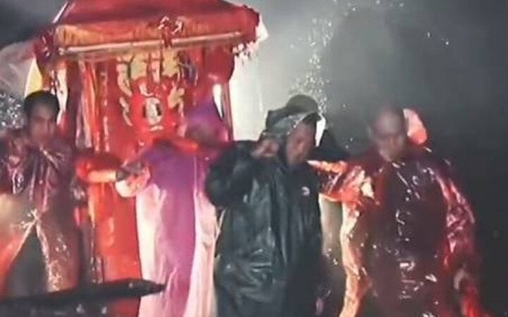 ket hon luc nua dem co gai khien hang xom khoc thet khi chung kien canh tuong nay1