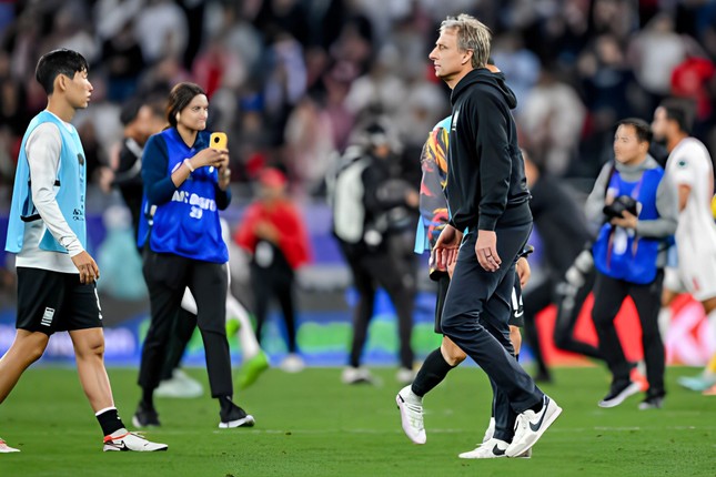 bao chi han quoc chi trich hlv klinsmann chi biet chem gio hoan toan thu dong va pho mac moi thu cho cau thu 2 bao chi han quoc chi trich hlv klinsmann chi biet chem gio hoan toan thu dong va pho mac moi thu cho cau thu 2