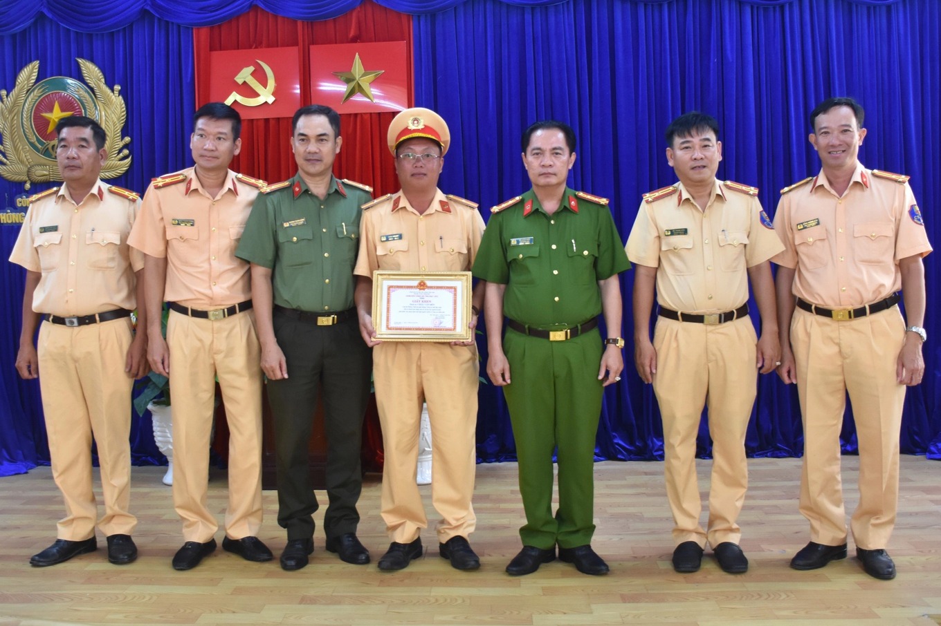 bac lieu tang giay khen cho 2 can bo cong an tra lai vi tien cho nguoi danh roi1 bac lieu tang giay khen cho 2 can bo cong an tra lai vi tien cho nguoi danh roi1