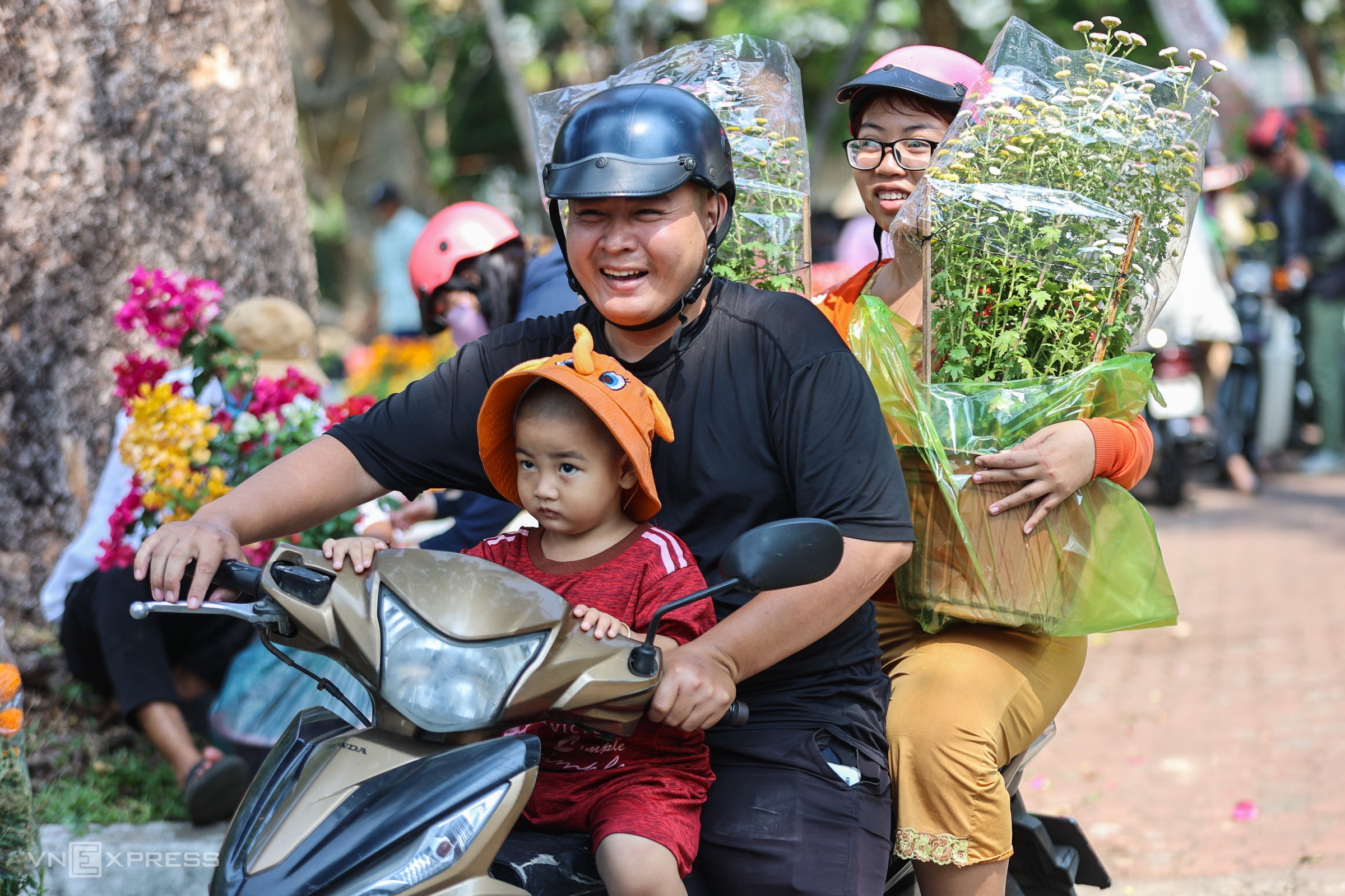 chieu 30 tet nguoi dan do xo di mua hoa giam gia truoc khi tieu thuong tra mat bang cay tien trieu xa chi con vai tram dong10