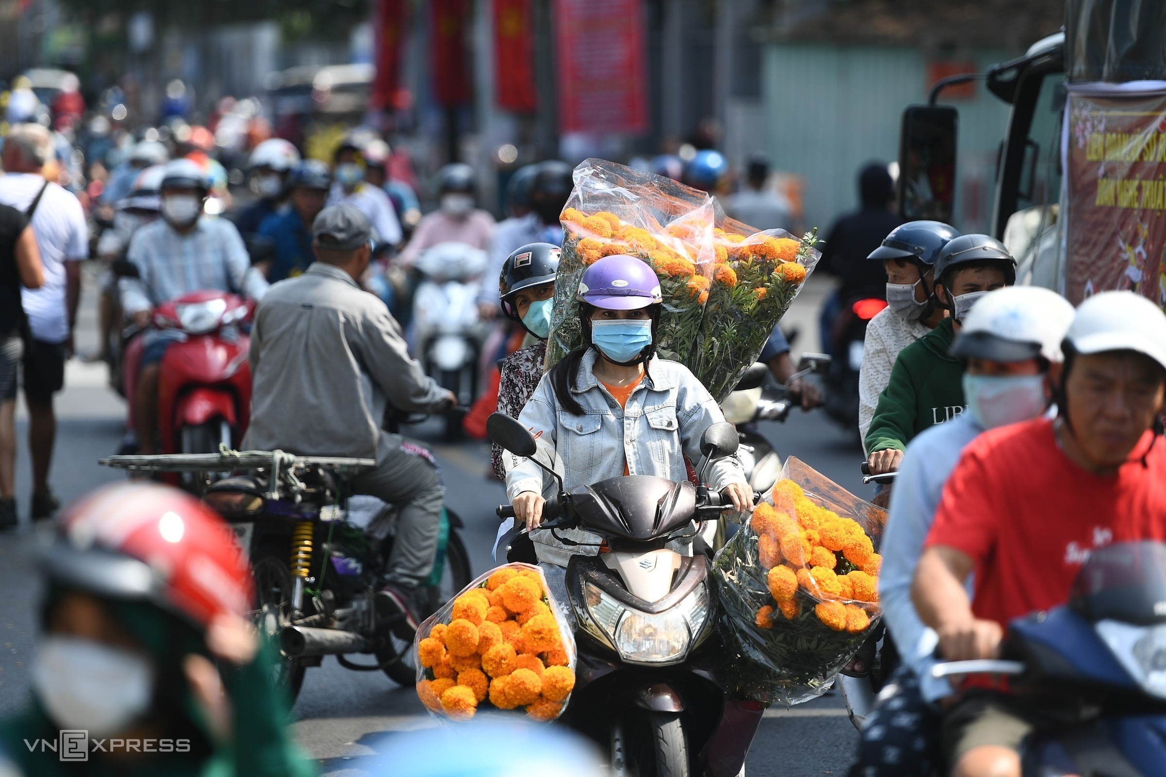 chieu 30 tet nguoi dan do xo di mua hoa giam gia truoc khi tieu thuong tra mat bang cay tien trieu xa chi con vai tram dong14