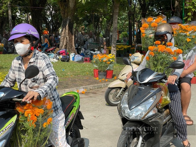 chieu 30 tet nguoi dan do xo di mua hoa giam gia truoc khi tieu thuong tra mat bang cay tien trieu xa chi con vai tram dong5