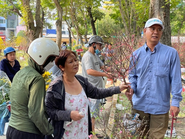chieu 30 tet nguoi dan do xo di mua hoa giam gia truoc khi tieu thuong tra mat bang cay tien trieu xa chi con vai tram dong6