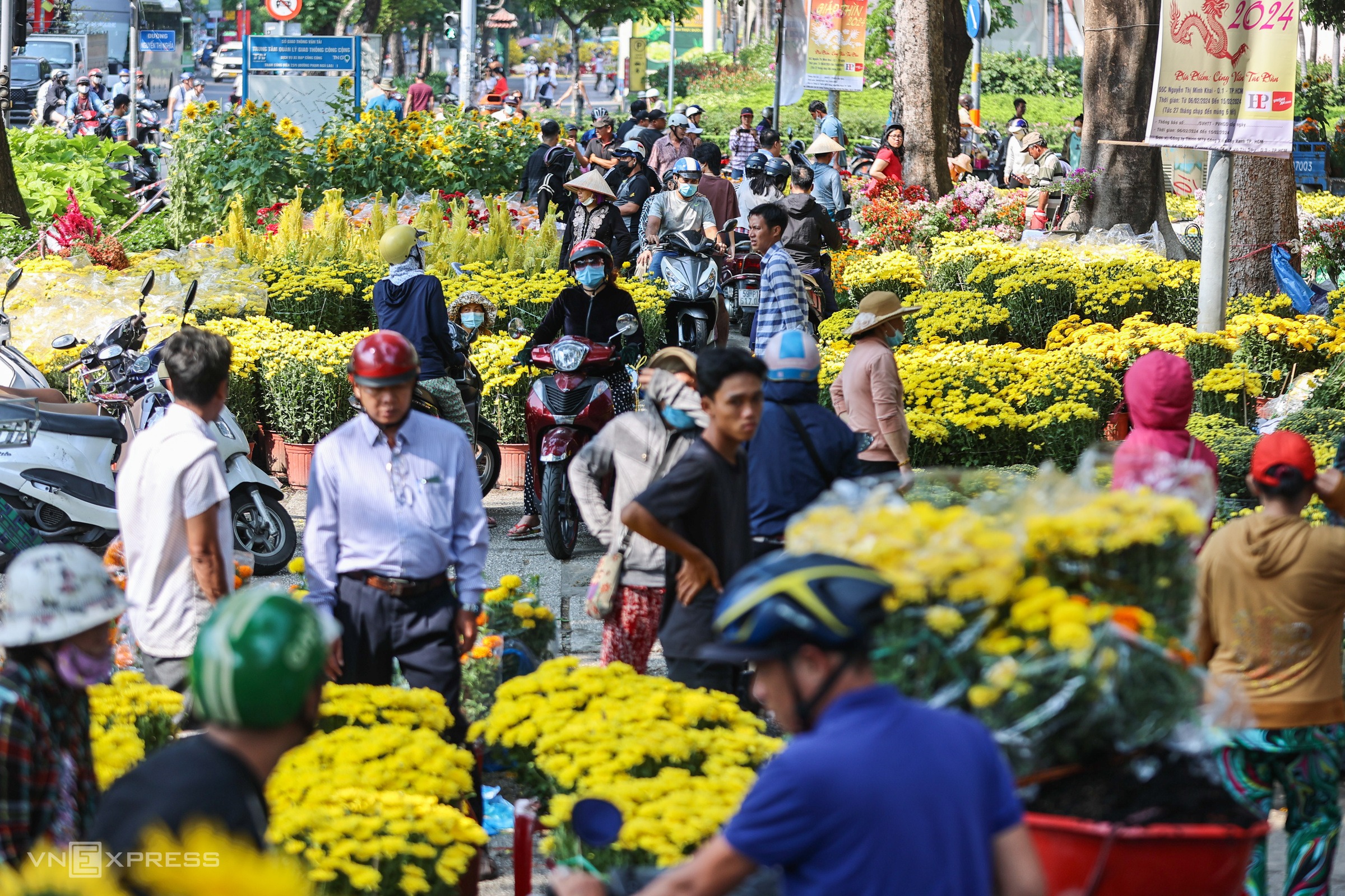 chieu 30 tet nguoi dan do xo di mua hoa giam gia truoc khi tieu thuong tra mat bang cay tien trieu xa chi con vai tram dong7