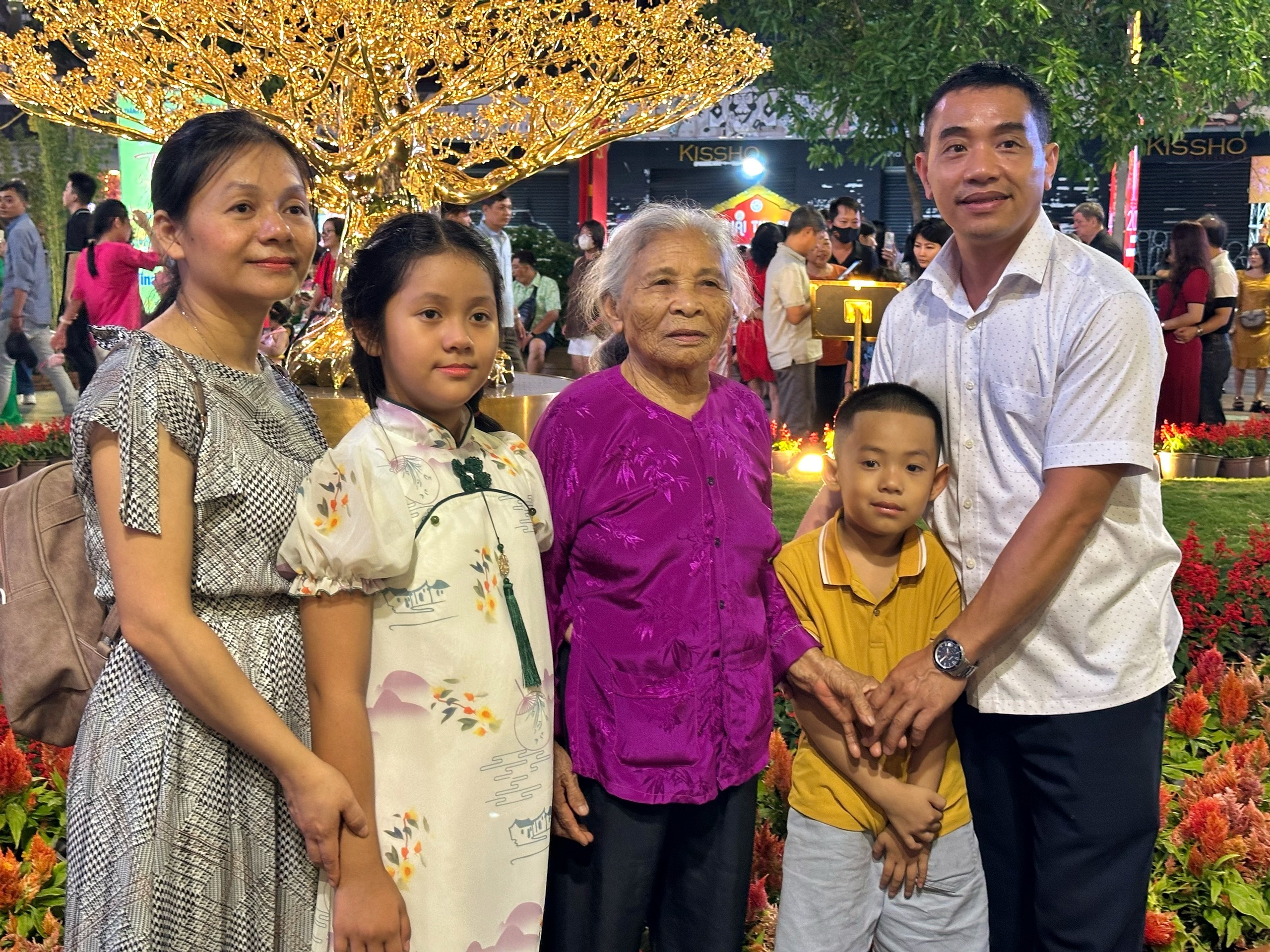 tp hcm nguoi dan thi nhau do ra duong don giao thua giap thin 2024 10 tp hcm nguoi dan thi nhau do ra duong don giao thua giap thin 2024 10