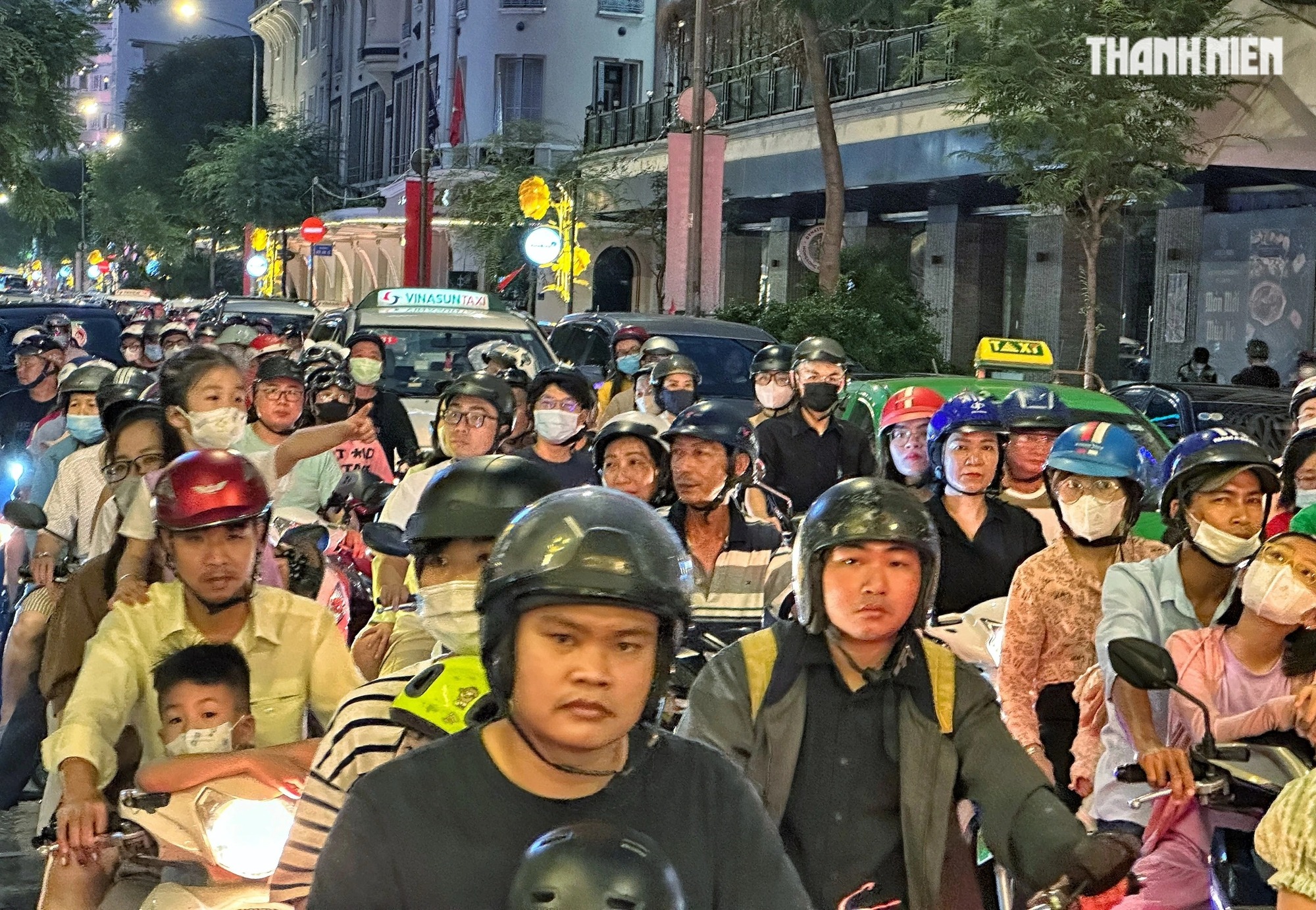 tp hcm nguoi dan thi nhau do ra duong don giao thua giap thin 2024 3 tp hcm nguoi dan thi nhau do ra duong don giao thua giap thin 2024 3