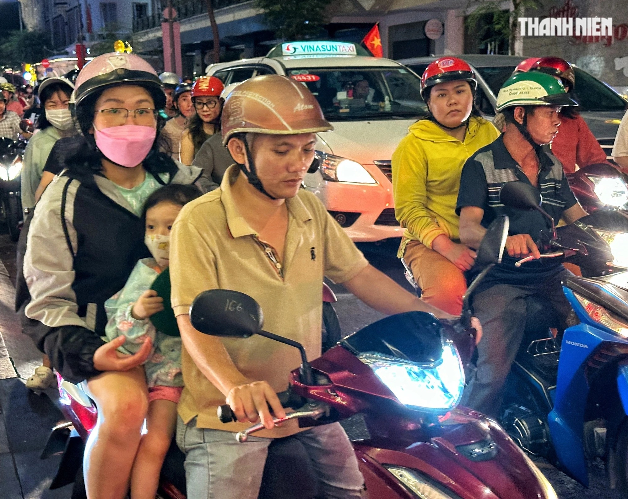 tp hcm nguoi dan thi nhau do ra duong don giao thua giap thin 2024 4 tp hcm nguoi dan thi nhau do ra duong don giao thua giap thin 2024 4
