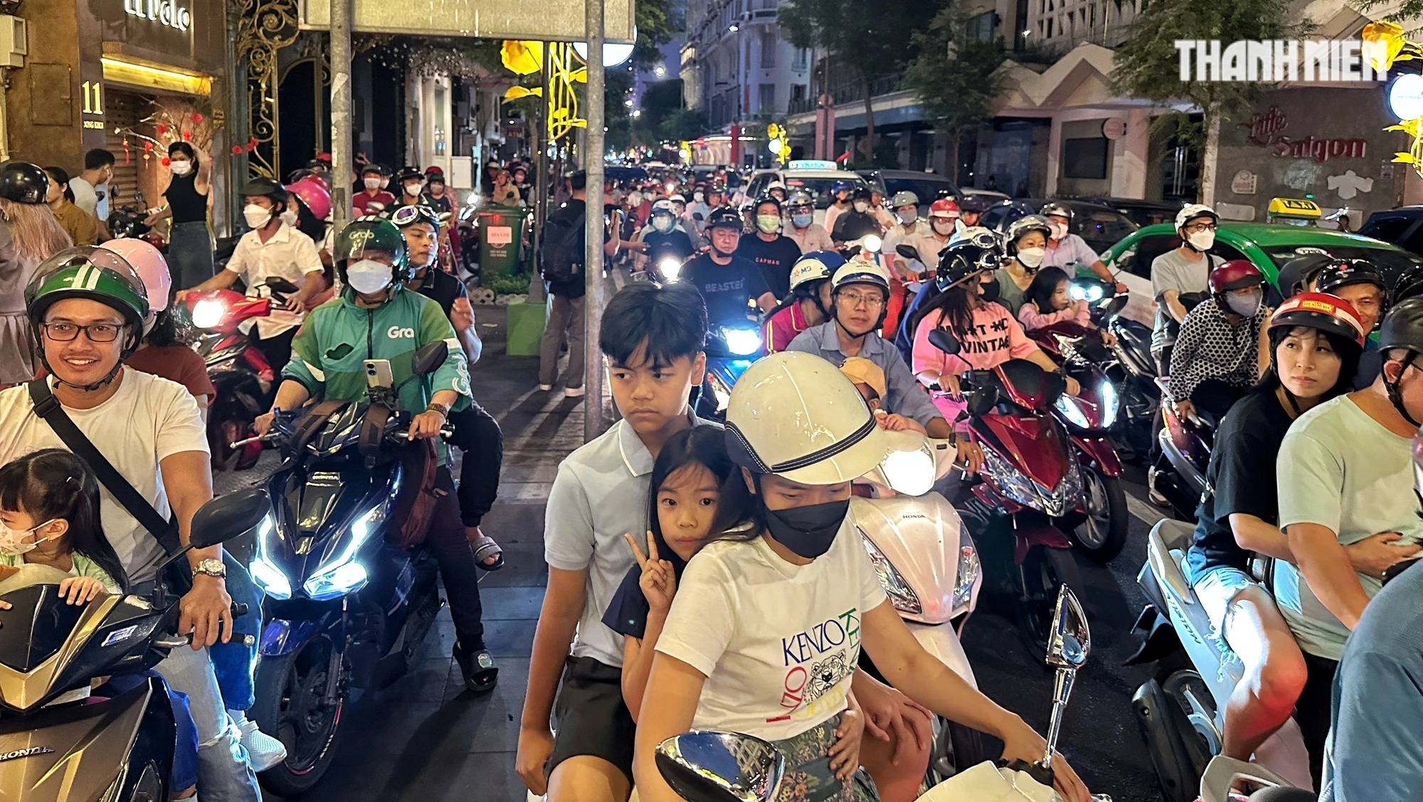 tp hcm nguoi dan thi nhau do ra duong don giao thua giap thin 2024 5 tp hcm nguoi dan thi nhau do ra duong don giao thua giap thin 2024 5