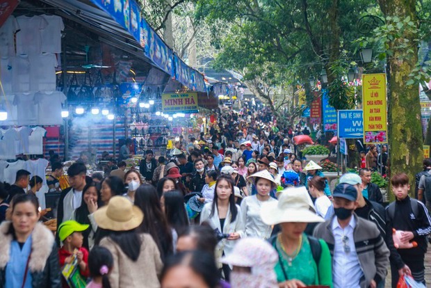 bien nguoi thi nhau doi mua do ve chua huong trong ngay dau khai hoi10 bien nguoi thi nhau doi mua do ve chua huong trong ngay dau khai hoi10