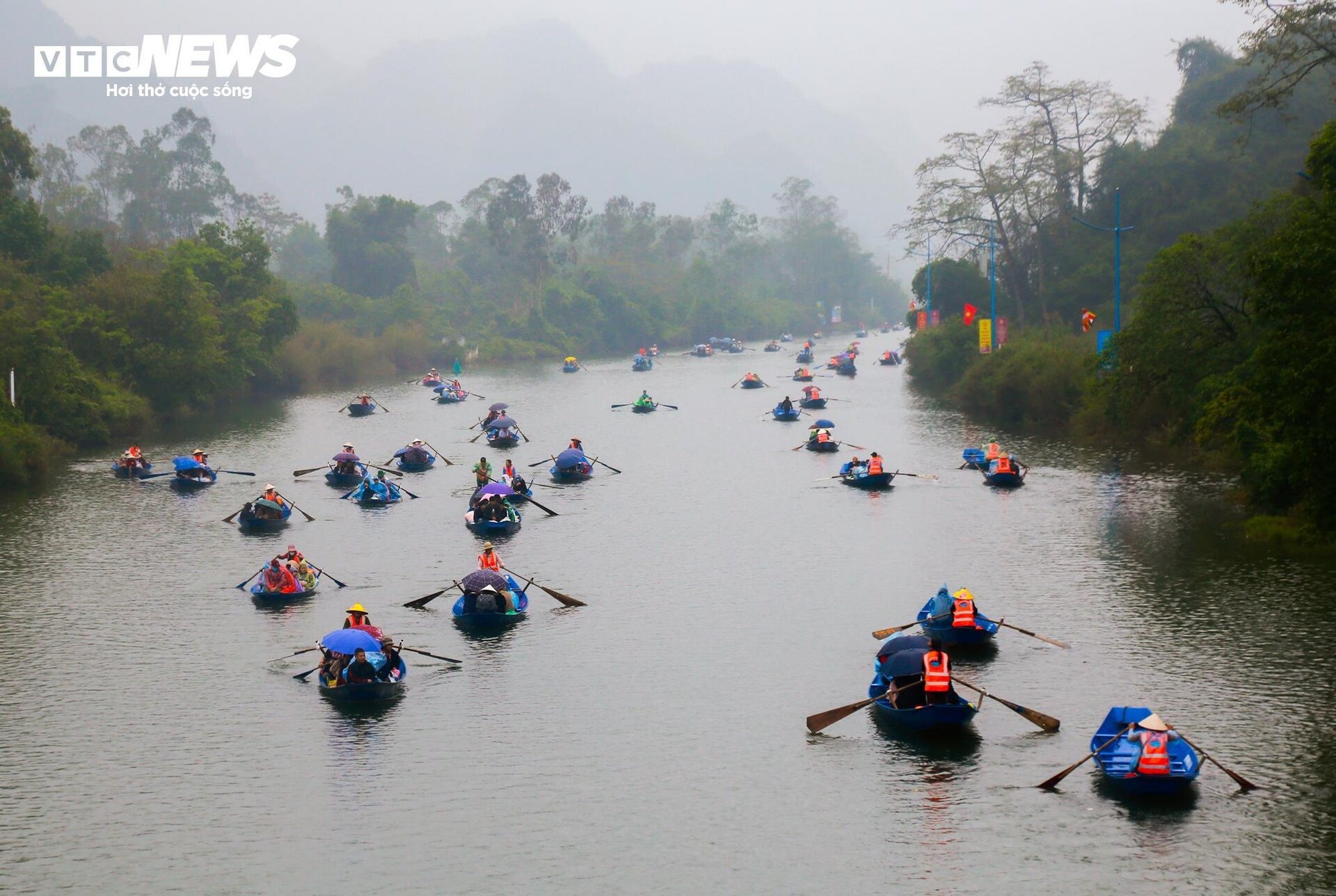 bien nguoi thi nhau doi mua do ve chua huong trong ngay dau khai hoi2 bien nguoi thi nhau doi mua do ve chua huong trong ngay dau khai hoi2