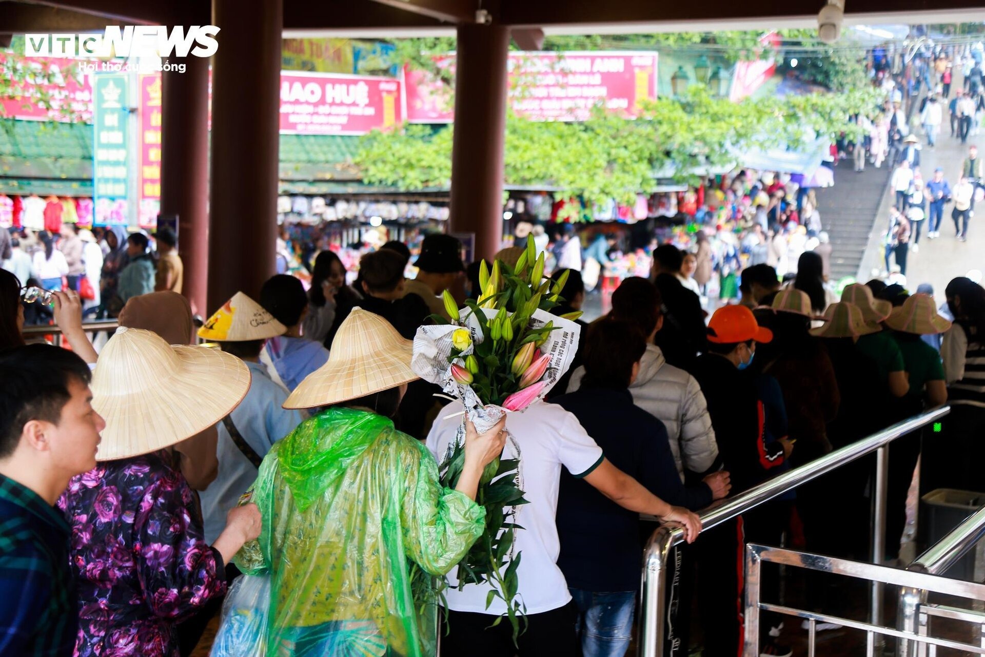 bien nguoi thi nhau doi mua do ve chua huong trong ngay dau khai hoi5 bien nguoi thi nhau doi mua do ve chua huong trong ngay dau khai hoi5