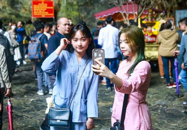 bien nguoi thi nhau doi mua do ve chua huong trong ngay dau khai hoi6 bien nguoi thi nhau doi mua do ve chua huong trong ngay dau khai hoi6