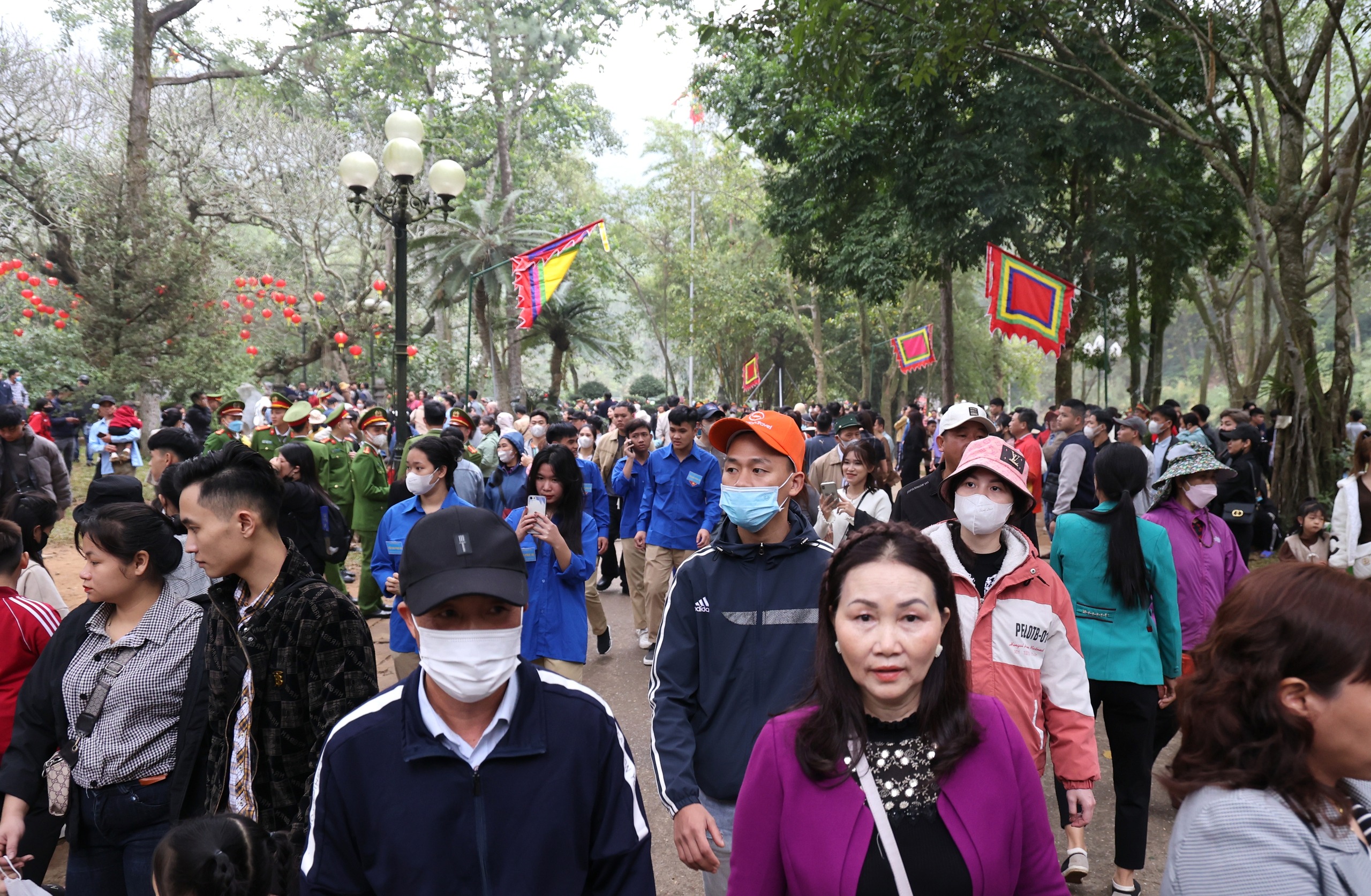 nguoi dan chen nhau quay chup mung tuoi cho nu tuong tai le khai hoi den giong10