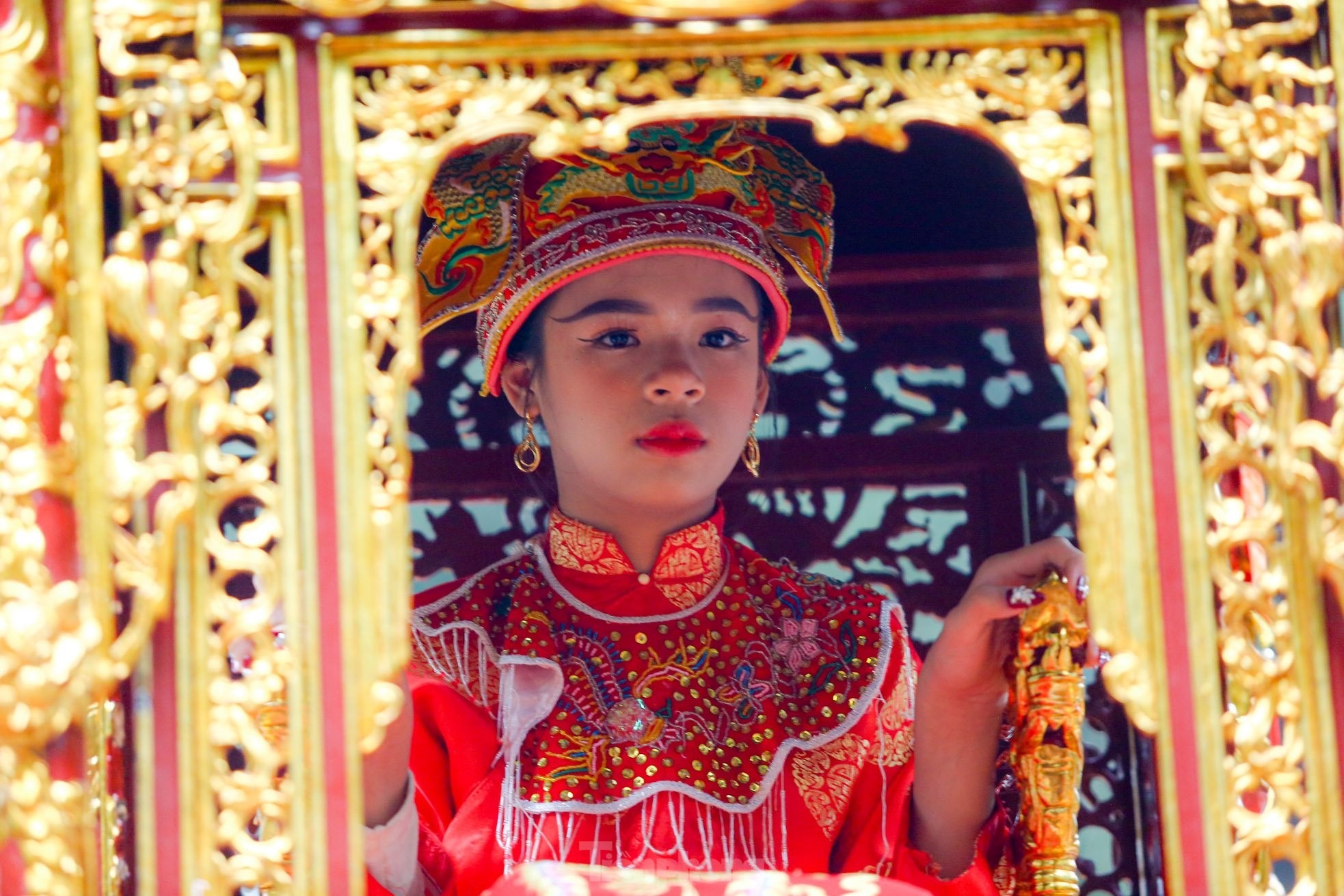 nguoi dan chen nhau quay chup mung tuoi cho nu tuong tai le khai hoi den giong5