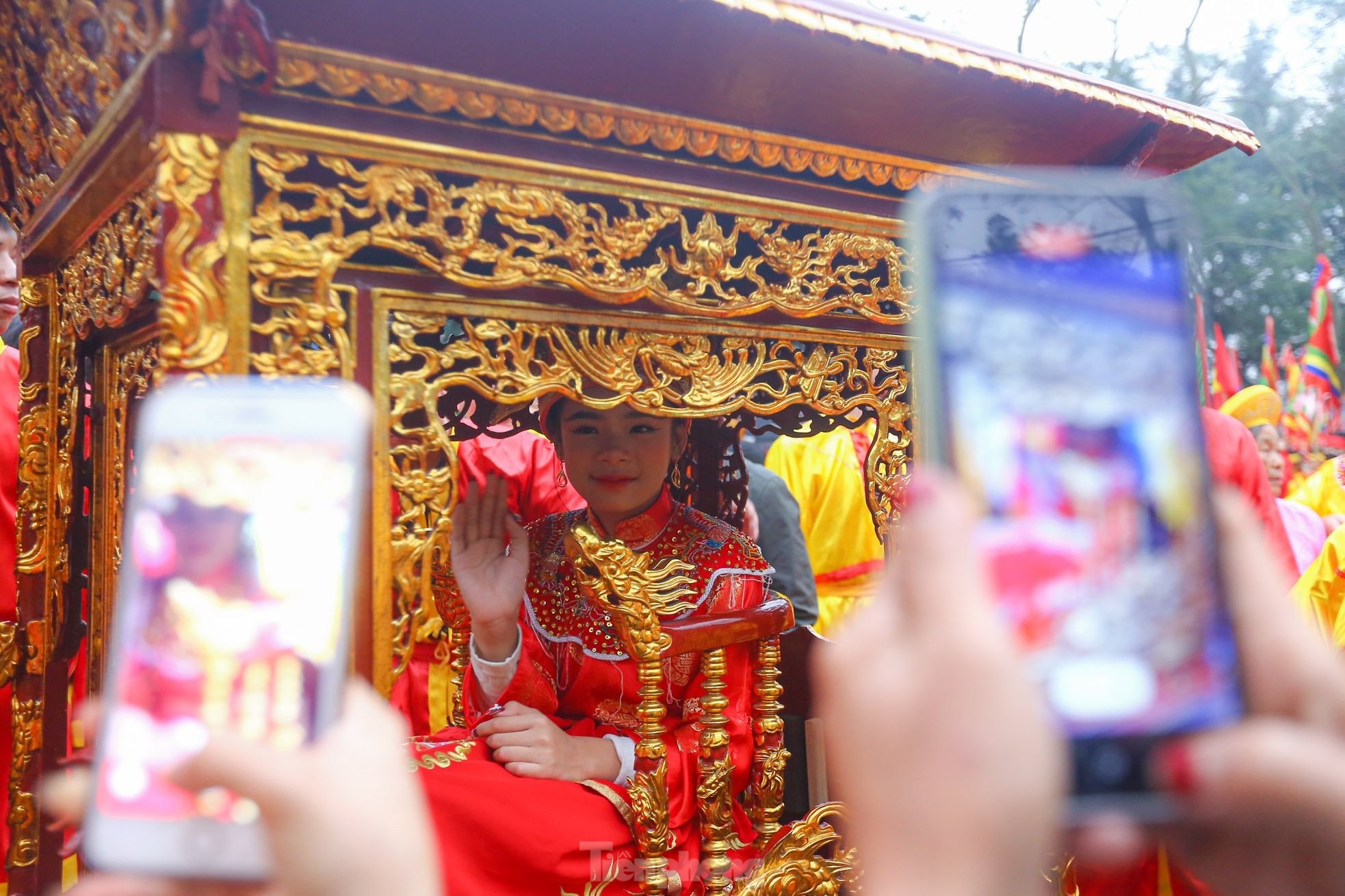 nguoi dan chen nhau quay chup mung tuoi cho nu tuong tai le khai hoi den giong6