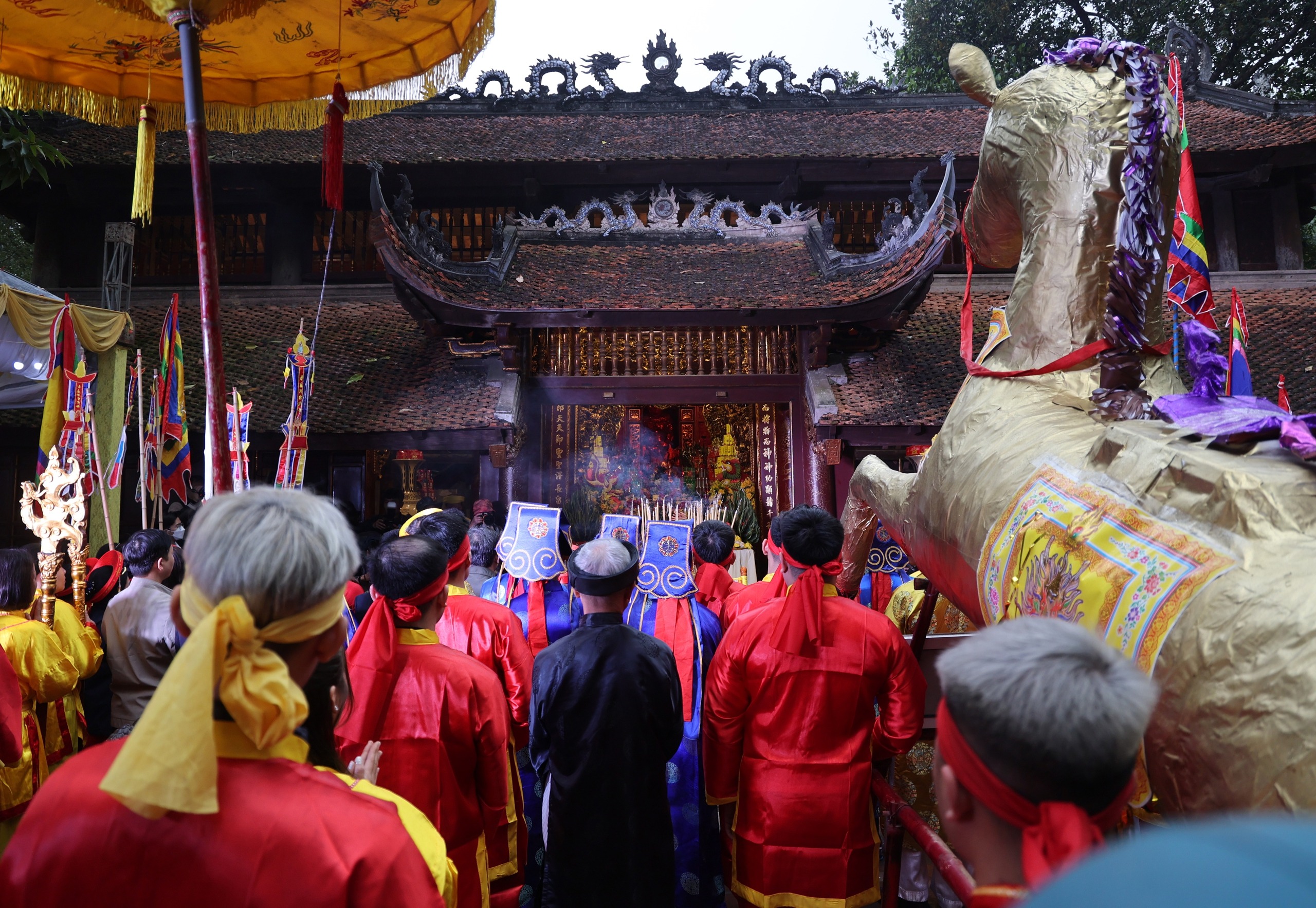 nguoi dan chen nhau quay chup mung tuoi cho nu tuong tai le khai hoi den giong8