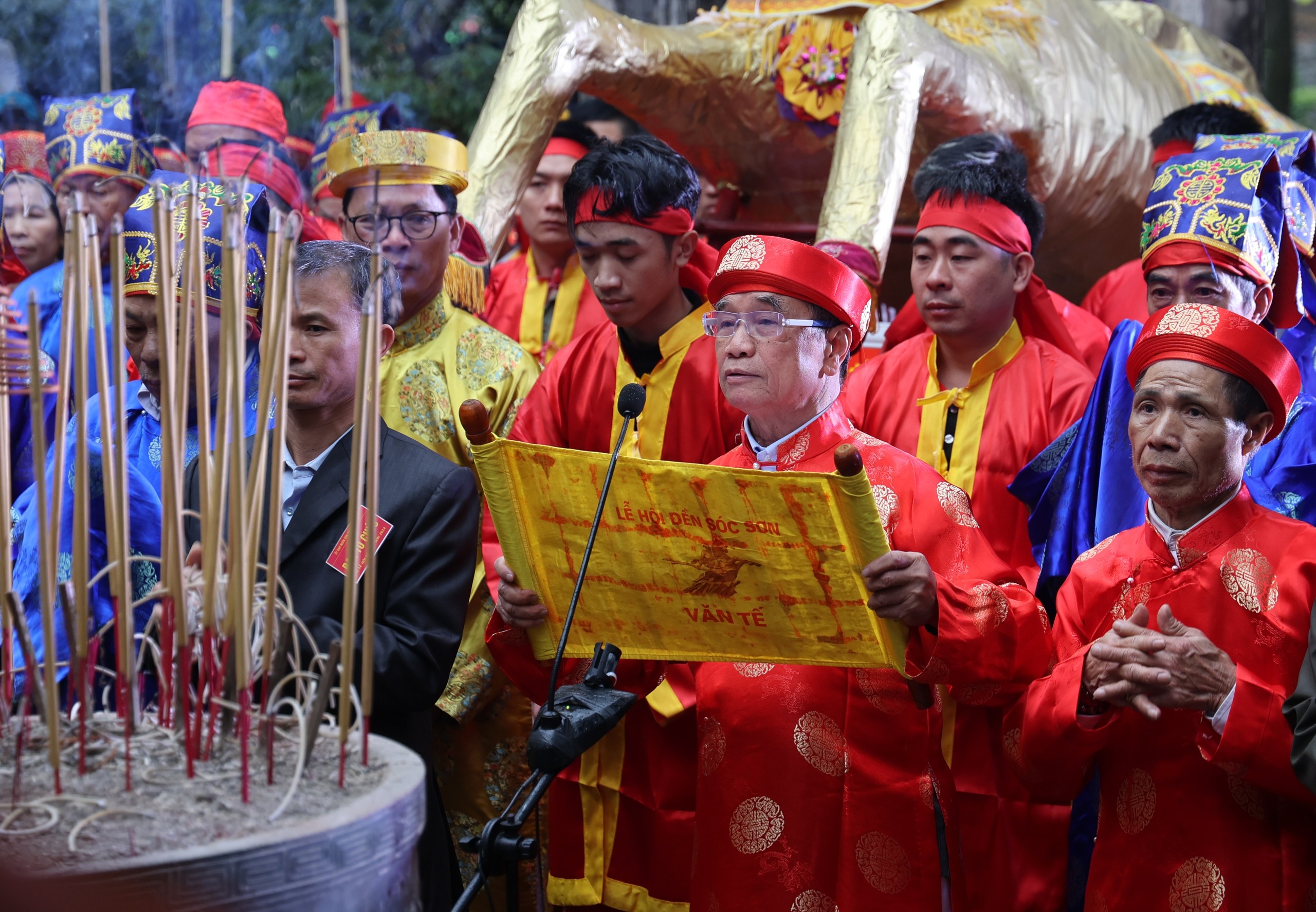 nguoi dan chen nhau quay chup mung tuoi cho nu tuong tai le khai hoi den giong9