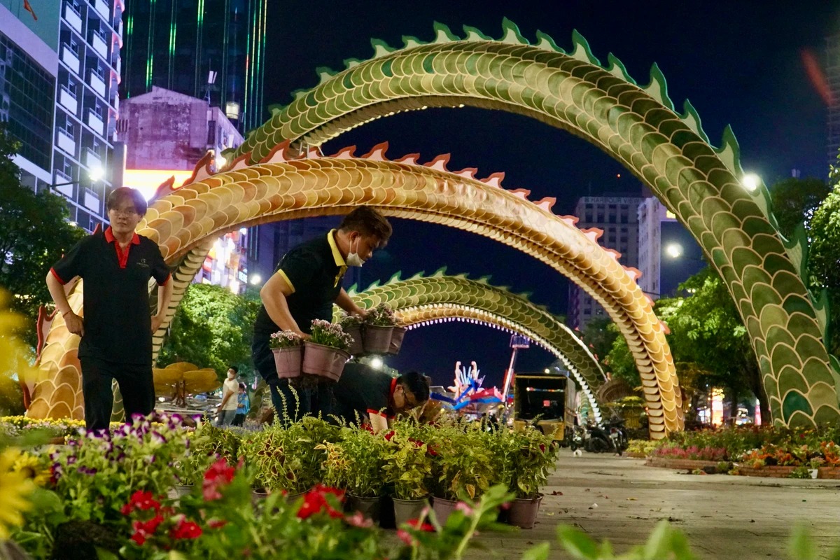 thao do duong hoa nguyen hue linh vat rong duoc de den het thang gieng11