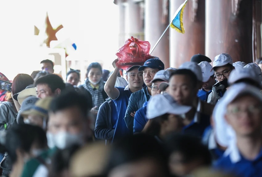 dong nguoi rong ran keo nhau do ve chua tam chuc nhung ngay dau nam moi3 dong nguoi rong ran keo nhau do ve chua tam chuc nhung ngay dau nam moi3
