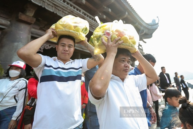 dong nguoi rong ran keo nhau do ve chua tam chuc nhung ngay dau nam moi7 dong nguoi rong ran keo nhau do ve chua tam chuc nhung ngay dau nam moi7