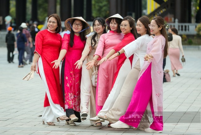 dong nguoi rong ran keo nhau do ve chua tam chuc nhung ngay dau nam moi8 dong nguoi rong ran keo nhau do ve chua tam chuc nhung ngay dau nam moi8