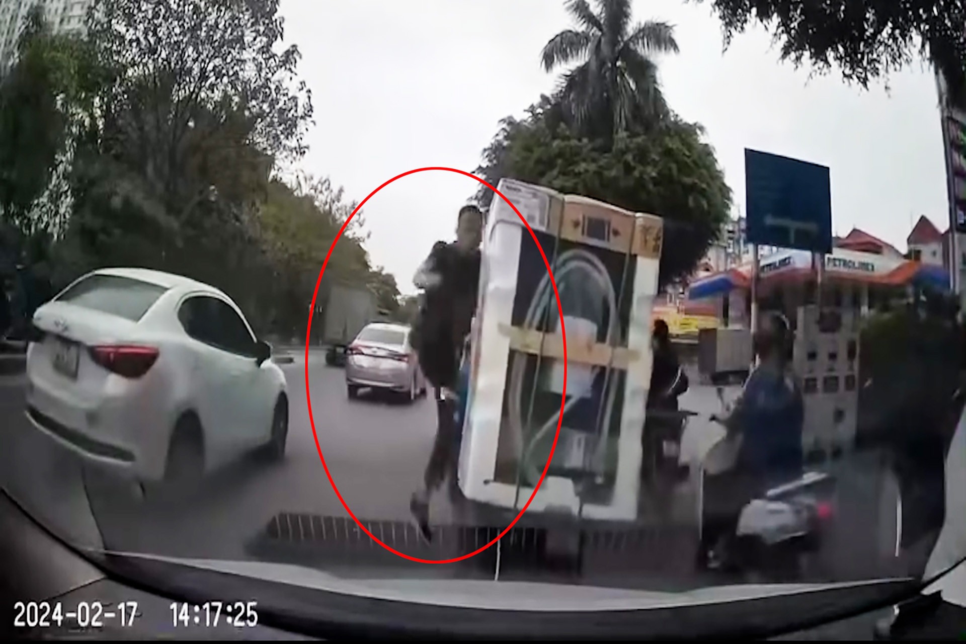 ha noi tai xe o to con tung cuoc dap nga nguoi di xe may ngay tren pho1