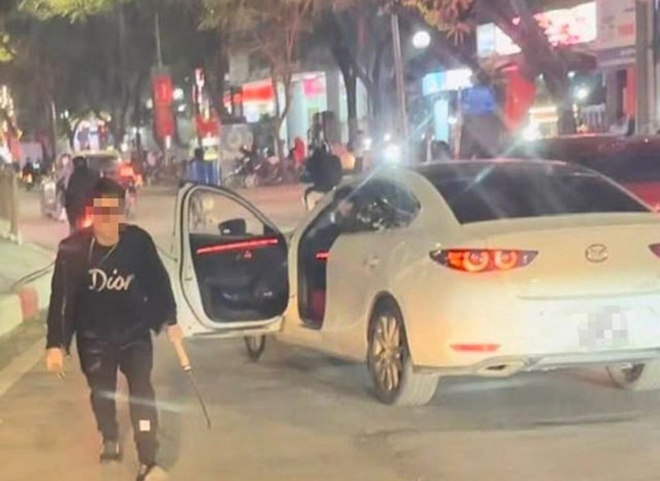 ha noi tai xe o to con tung cuoc dap nga nguoi di xe may ngay tren pho3