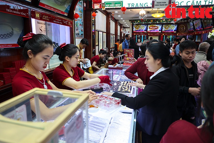 nguoi dan do xo di mua vang ngay truoc them ngay via than tai1