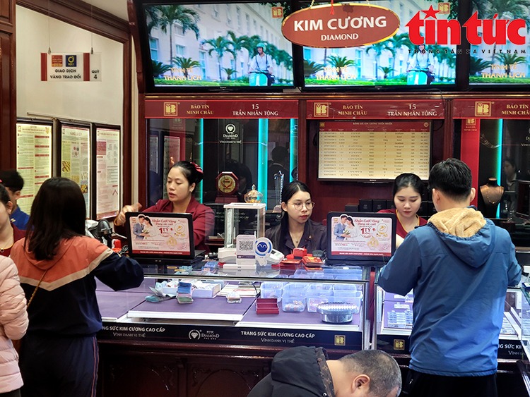 nguoi dan do xo di mua vang ngay truoc them ngay via than tai2