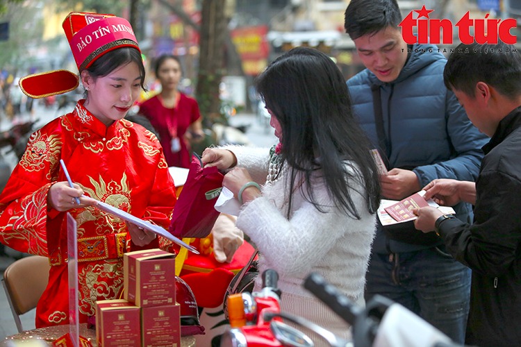 nguoi dan do xo di mua vang ngay truoc them ngay via than tai3