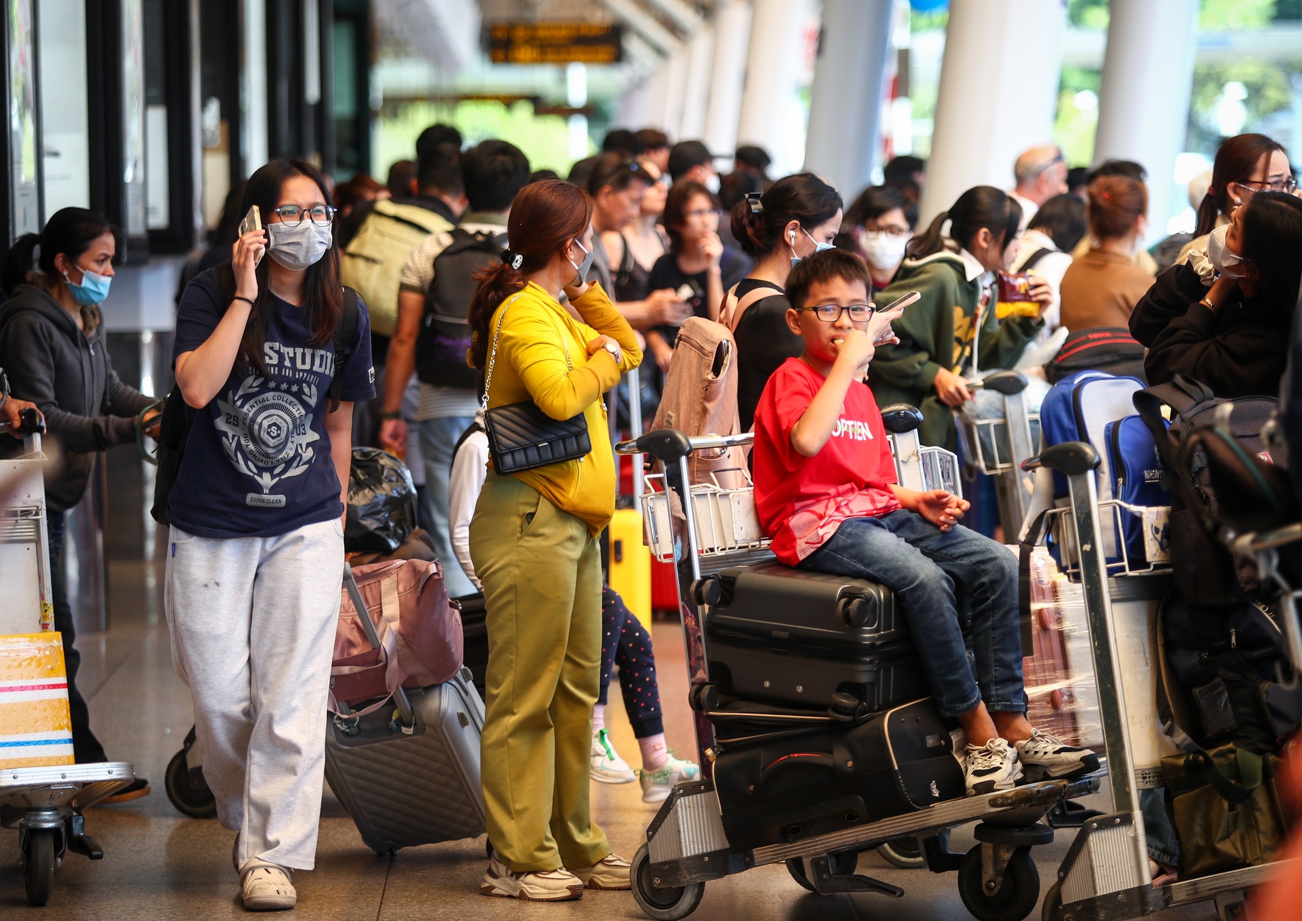 san bay tan son nhat lien tuc don luong khach khung tro lai tp hcm sau ky nghi tet5 san bay tan son nhat lien tuc don luong khach khung tro lai tp hcm sau ky nghi tet5