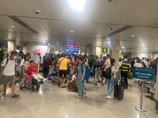 san bay tan son nhat lien tuc don luong khach khung tro lai tp hcm sau ky nghi tet7 san bay tan son nhat lien tuc don luong khach khung tro lai tp hcm sau ky nghi tet7