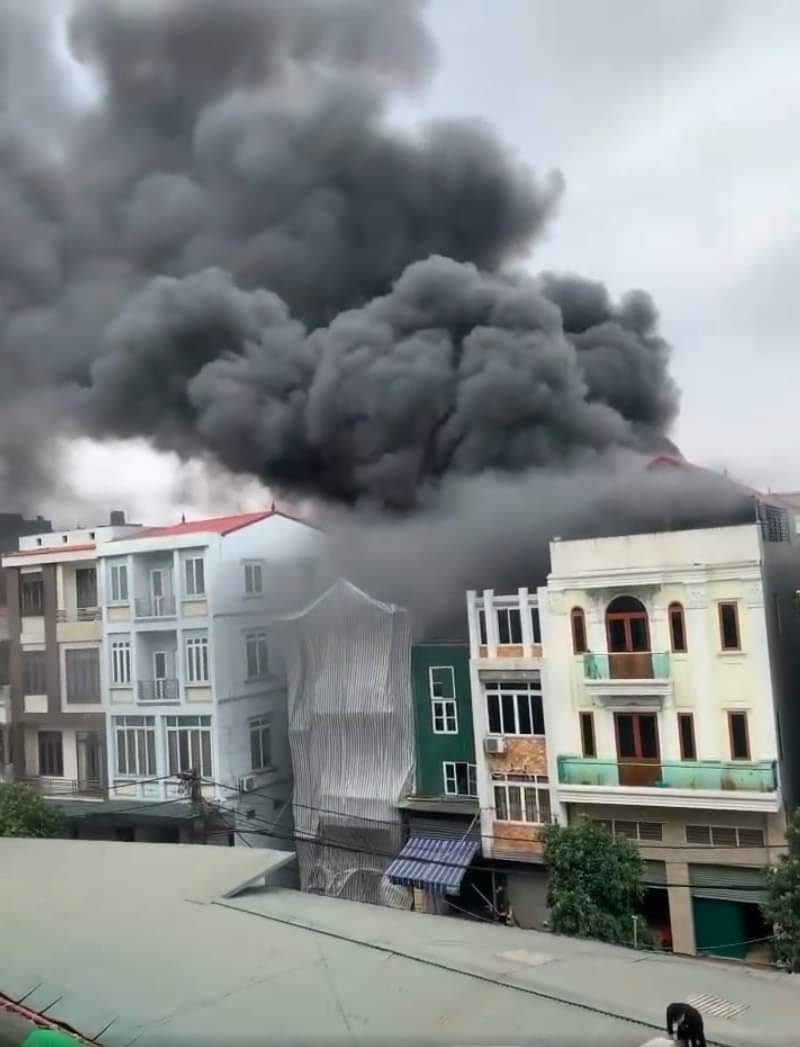 chay lon tai kho chua hang o xa ninh hiep2