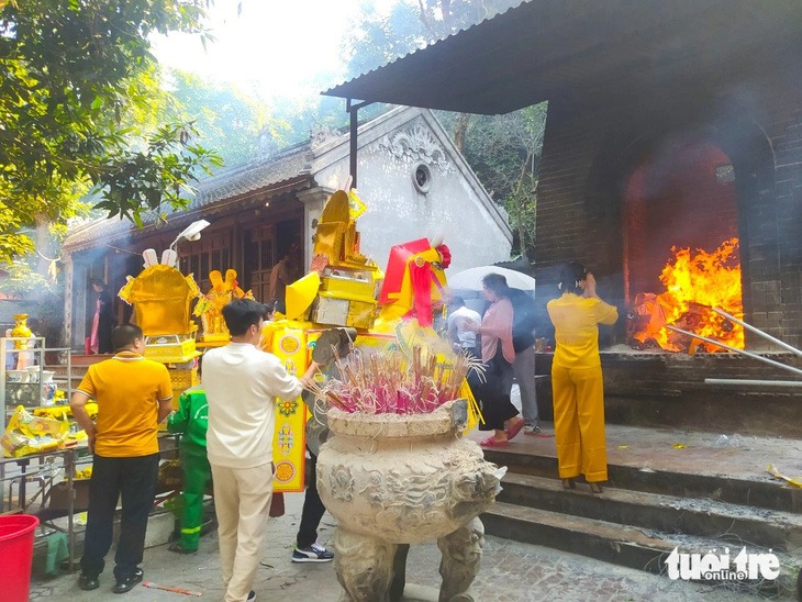 ngua giay noi duoi nhau cho dot tai den cho cui ha tinh10