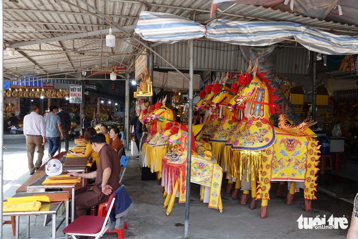 ngua giay noi duoi nhau cho dot tai den cho cui ha tinh2