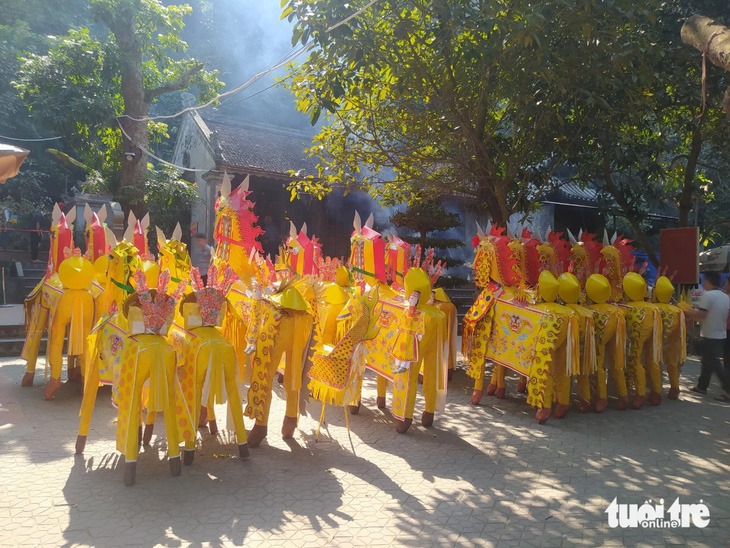 ngua giay noi duoi nhau cho dot tai den cho cui ha tinh4