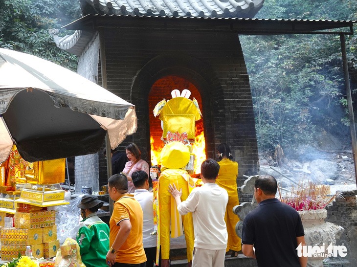 ngua giay noi duoi nhau cho dot tai den cho cui ha tinh5