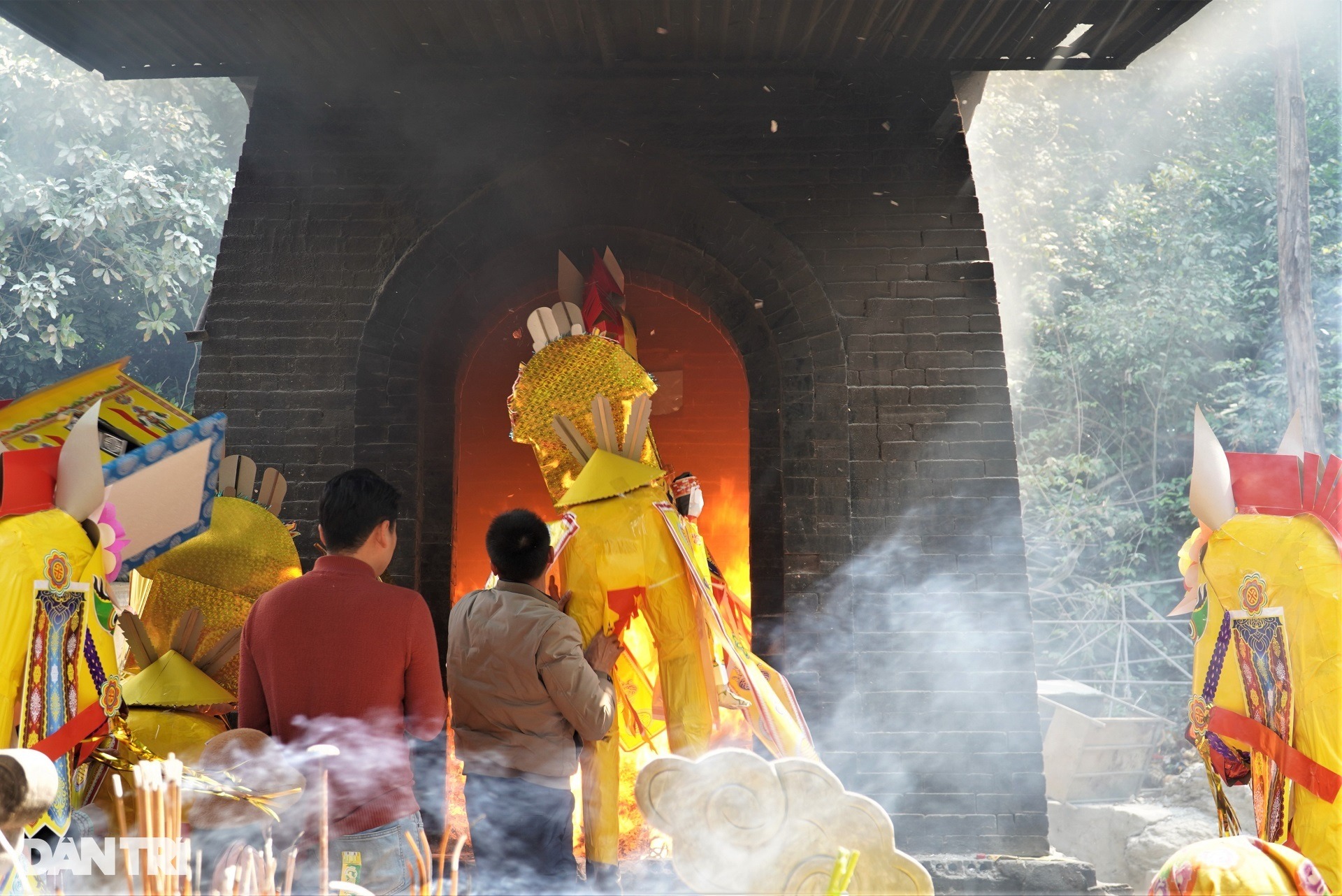 ngua giay noi duoi nhau cho dot tai den cho cui ha tinh7