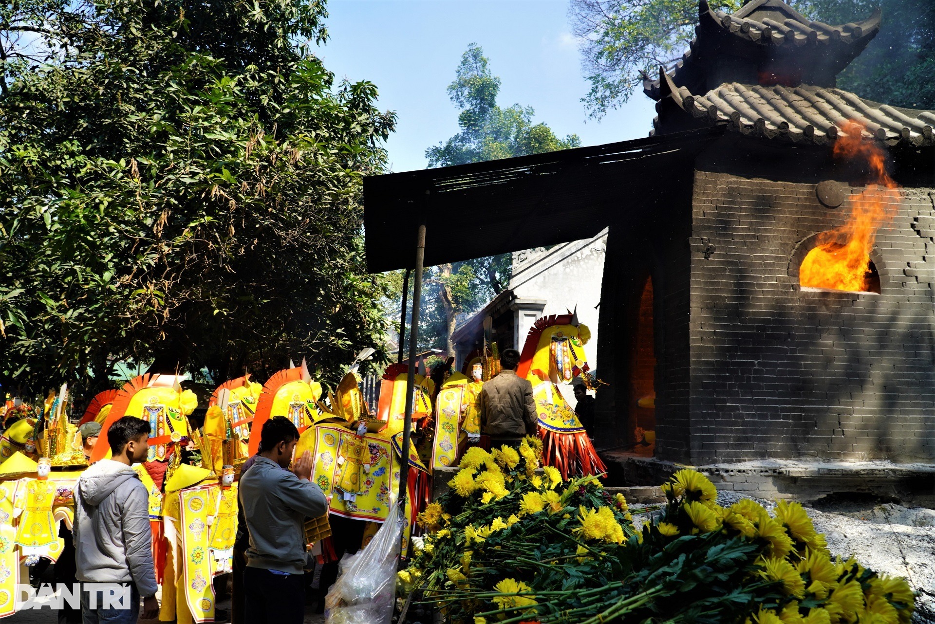 ngua giay noi duoi nhau cho dot tai den cho cui ha tinh8