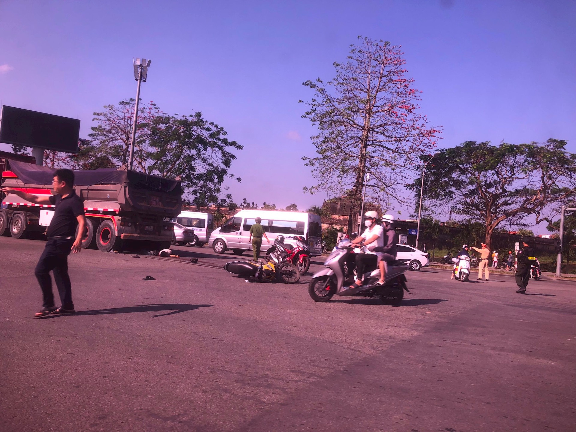 tai nan giao thong nghiem trong giua xe may va xe dau keo mot nguoi tu vong1