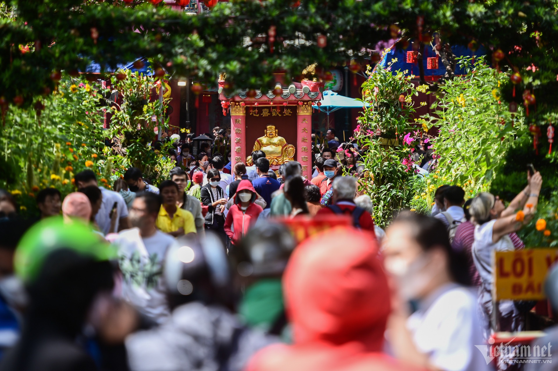 tp hcm nguoi dan rong ran keo nhau di le chua ngay ram thang gieng1 tp hcm nguoi dan rong ran keo nhau di le chua ngay ram thang gieng1