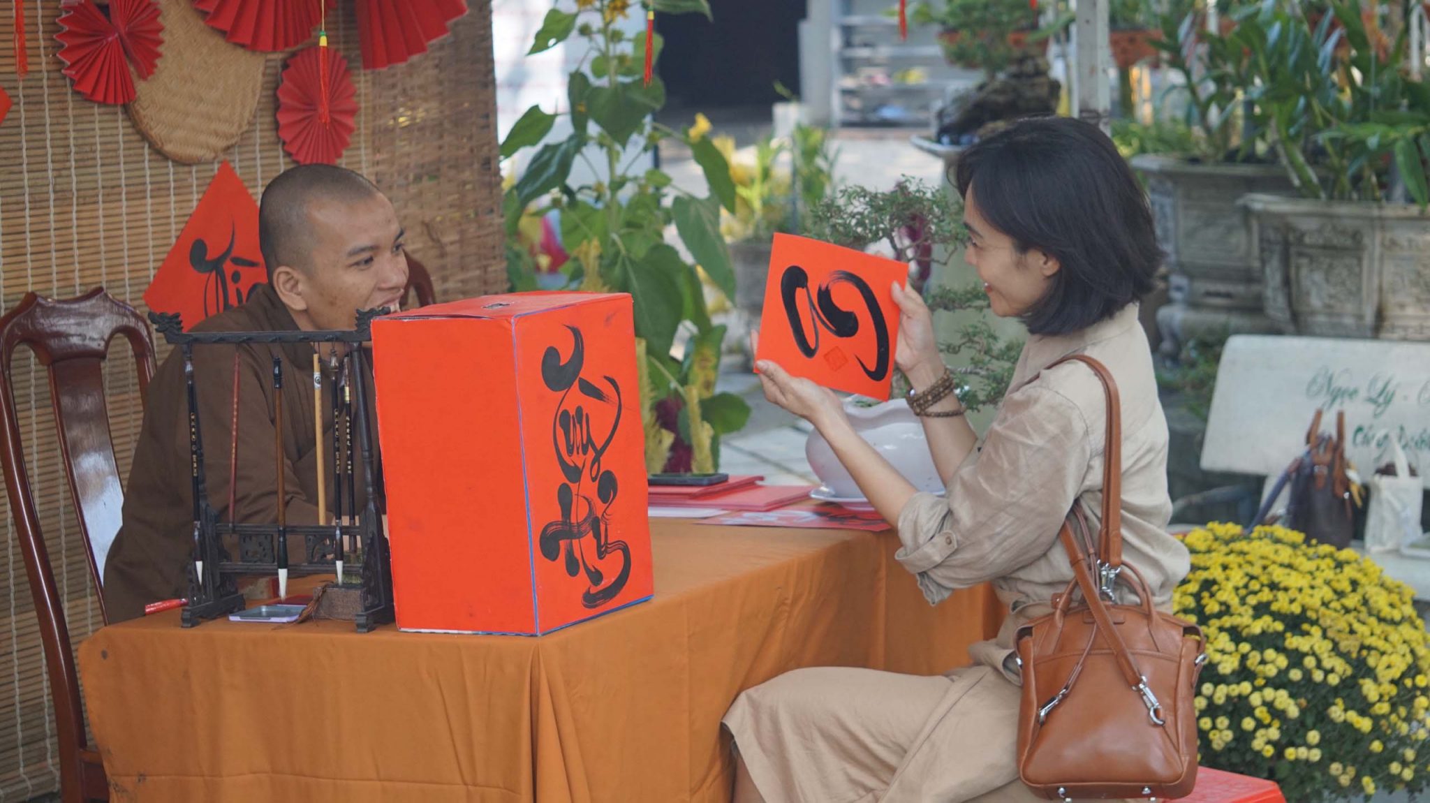 tp hcm nguoi dan rong ran keo nhau di le chua ngay ram thang gieng7 tp hcm nguoi dan rong ran keo nhau di le chua ngay ram thang gieng7