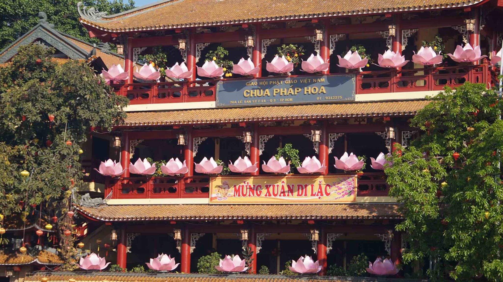 tp hcm nguoi dan rong ran keo nhau di le chua ngay ram thang gieng8 tp hcm nguoi dan rong ran keo nhau di le chua ngay ram thang gieng8