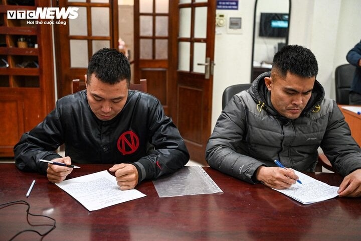 hai nguoi di xe may chan dau o to hanh hung tai xe o duong vanh dai 2 an han mong gap nguoi bi danh de xin loi2 hai nguoi di xe may chan dau o to hanh hung tai xe o duong vanh dai 2 an han mong gap nguoi bi danh de xin loi2