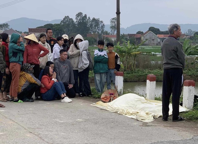 nghe an dap xe bang qua duong ray cu ong bi tau hoa tong tu vong1 nghe an dap xe bang qua duong ray cu ong bi tau hoa tong tu vong1