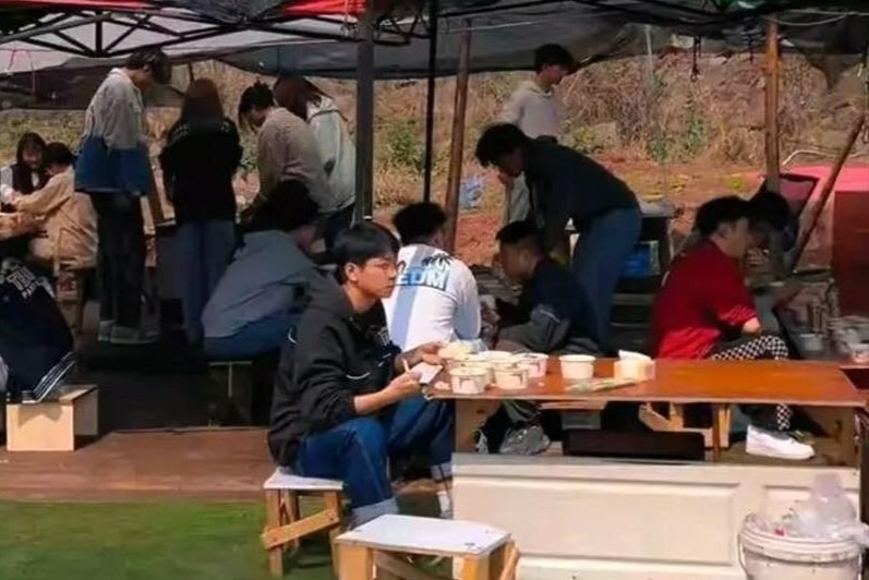 doi pho voi nhung mon an kho nuot tai canteen truong sinh vien chuyen sang an com hop tai cong truong1 doi pho voi nhung mon an kho nuot tai canteen truong sinh vien chuyen sang an com hop tai cong truong1