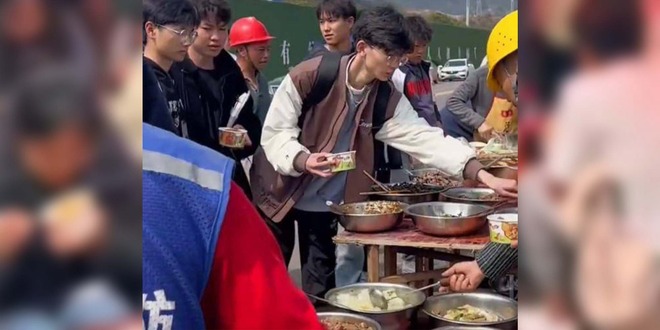 doi pho voi nhung mon an kho nuot tai canteen truong sinh vien chuyen sang an com hop tai cong truong2 doi pho voi nhung mon an kho nuot tai canteen truong sinh vien chuyen sang an com hop tai cong truong2